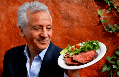 Pierre Dukan drží talíř s proteinovými produkty